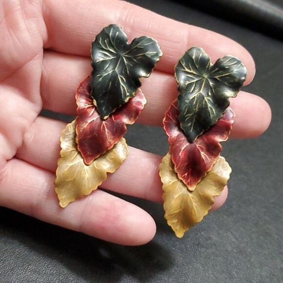 Jewelry - Gold tone leaf earrings